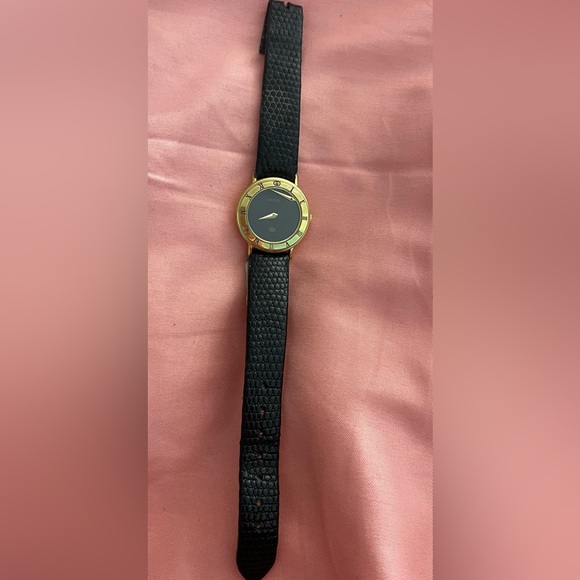 BROKEN AUTHENTIC Gucci watch. I just don’t want to mess with fixing it. - Picture 2 of 7